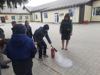 Знакомство с первичными средствами пожаротушения