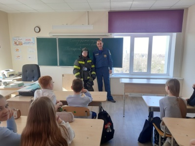 В проекте «Безопасность в твоих руках» школьники встретись с ветераном пожарной охраны