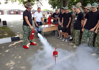 Пожарные добровольцы проводят занятия на военно-патриотических сборах «Армата»