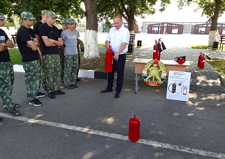 Пожарные добровольцы проводят занятия на военно-патриотических сборах «Армата»