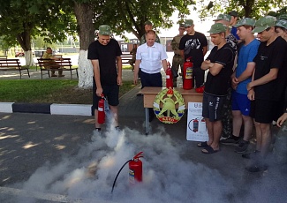 Пожарные добровольцы проводят занятия на военно-патриотических сборах «Армата»