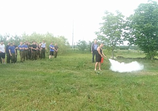 Пожарные добровольцы проводят занятия на военно-патриотических сборах «Армата»