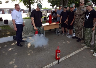 Пожарные добровольцы проводят занятия на военно-патриотических сборах «Армата»