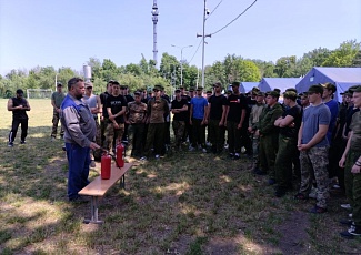 Пожарные добровольцы проводят занятия на военно-патриотических сборах «Армата»