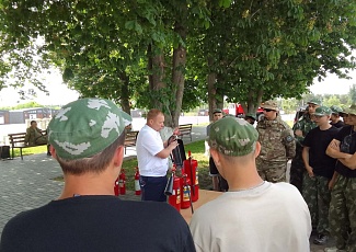 Пожарные добровольцы проводят занятия на военно-патриотических сборах «Армата»
