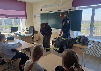 В проекте «Безопасность в твоих руках» школьники встретись с ветераном пожарной охраны