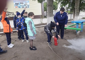 Знакомство с первичными средствами пожаротушения