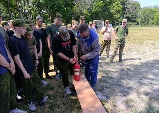 Пожарные добровольцы проводят занятия на военно-патриотических сборах «Армата»